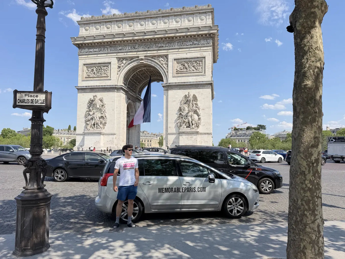 La voiture devant l'Arc de Triomphe, memorableparis.com sur la portière