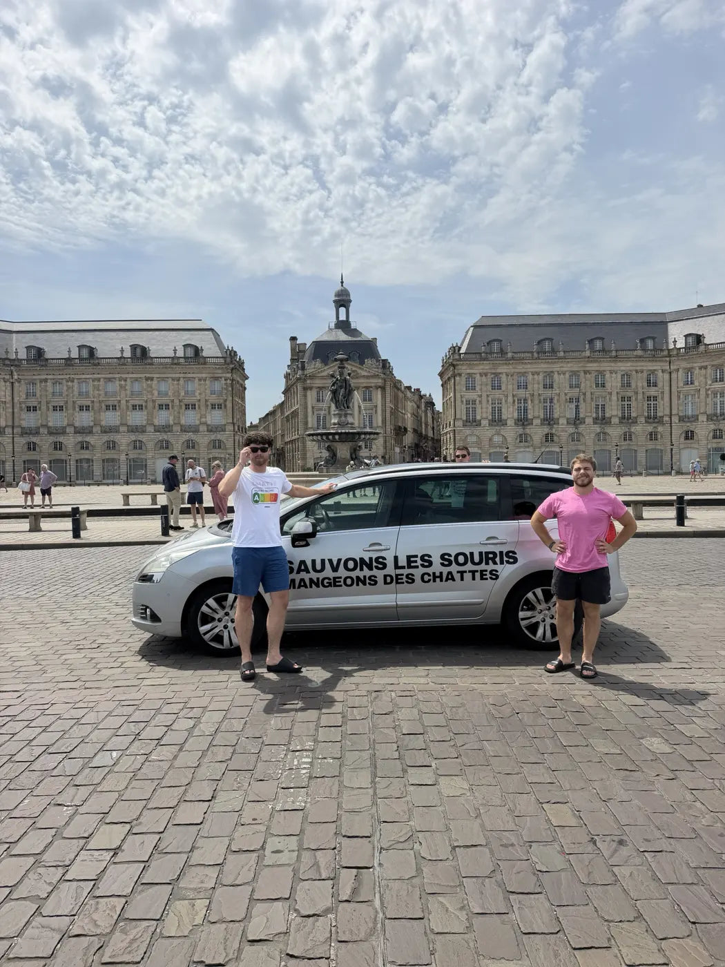 La voiture place de la Bourse à Bordeaux