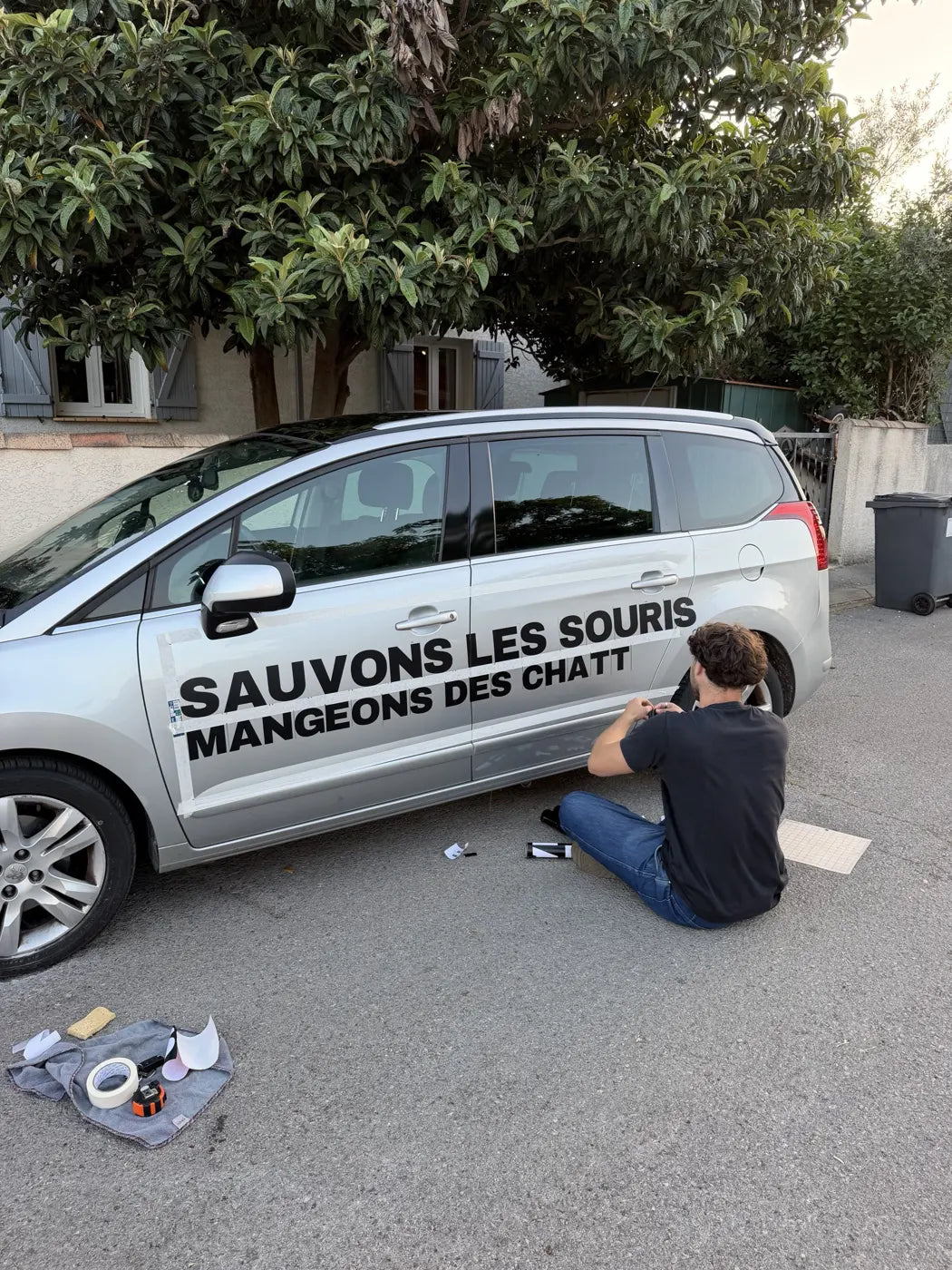 Pose du flocage sur la portière de la voiture