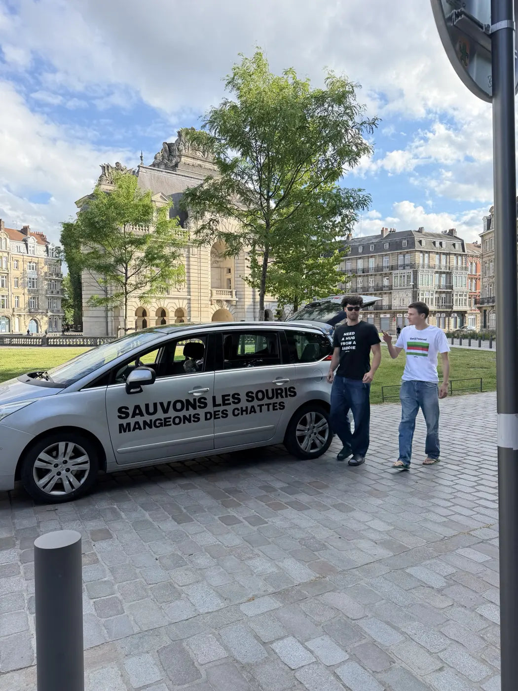 L'équipe à côté de la voiture à Lille