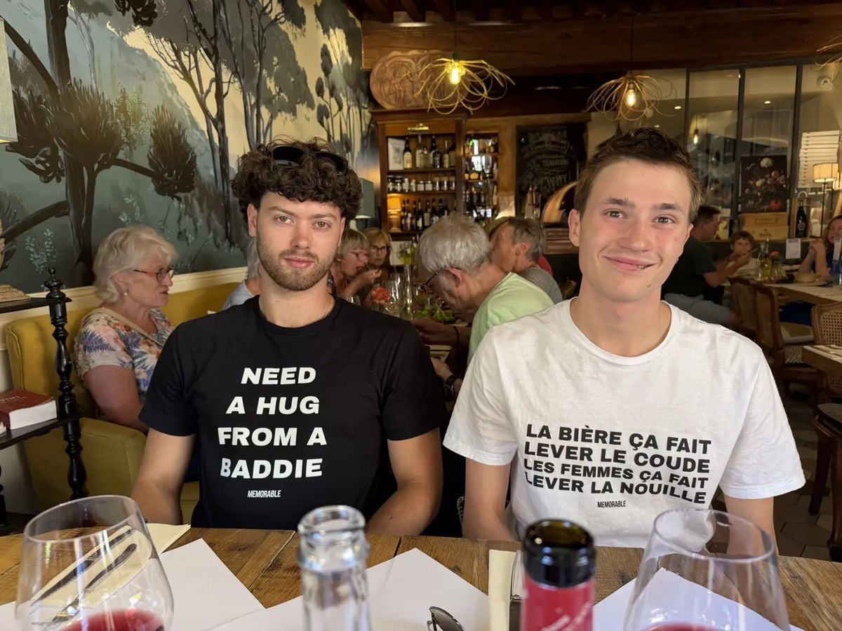 Au restaurant en t-shirts Memorable