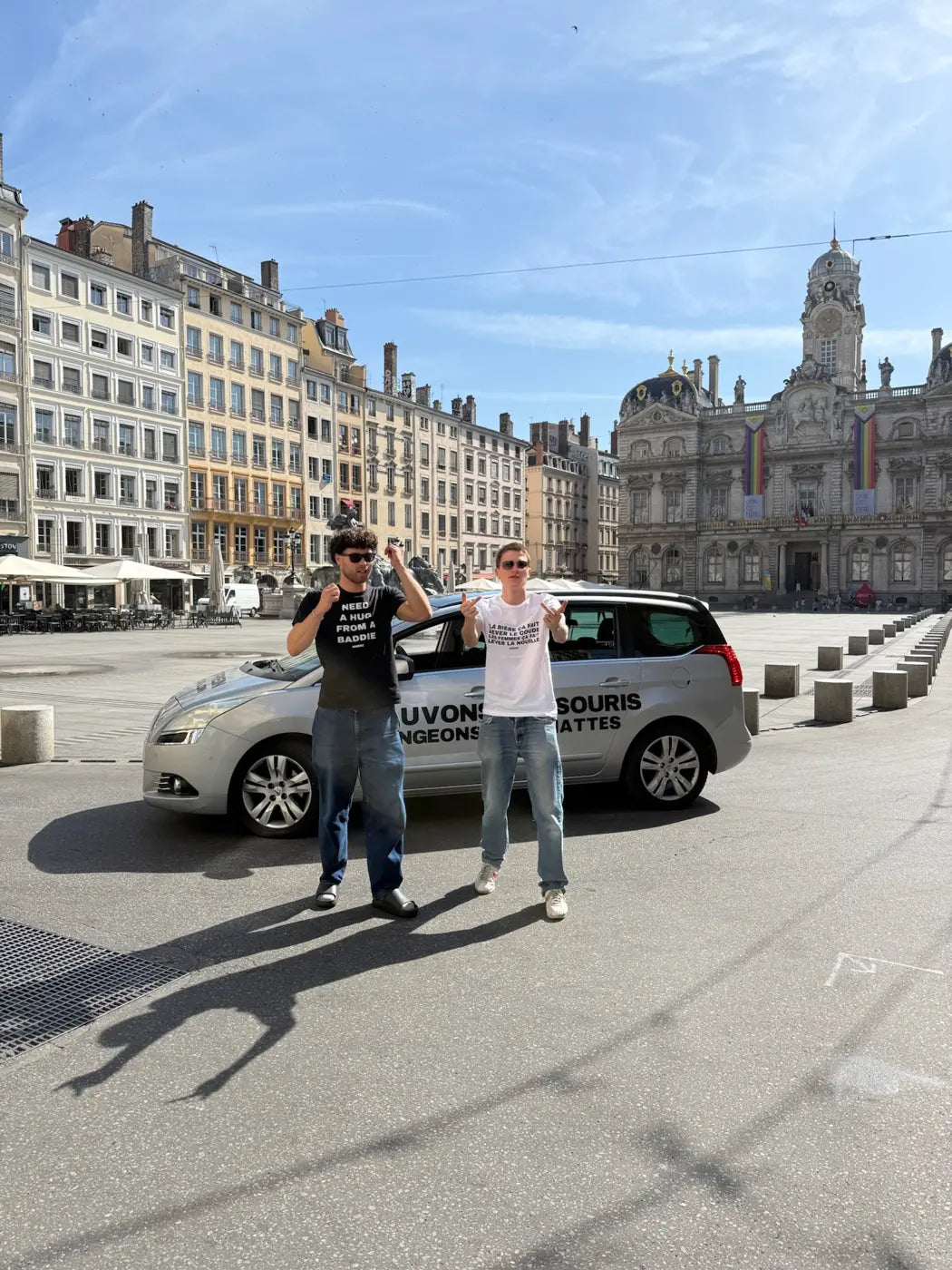 La voiture flockée sur une place de Lyon