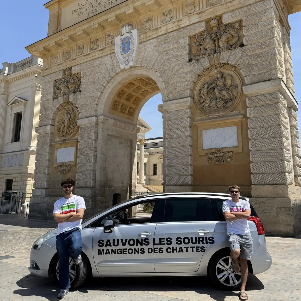 L'équipe devant la voiture et l'Arc de triomphe de Montpellier