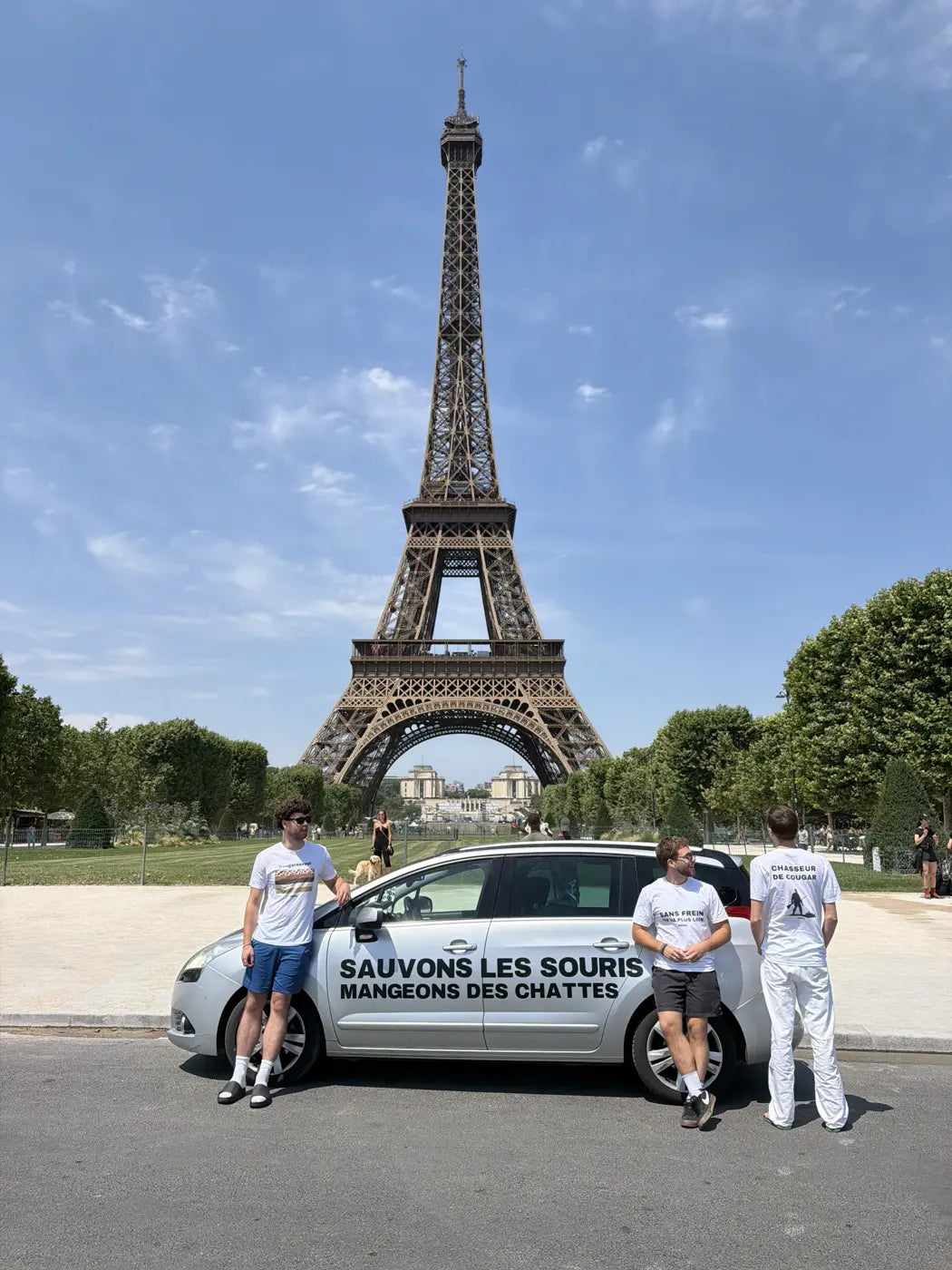 L'équipe devant la voiture flockée au pied de la tour Eiffel