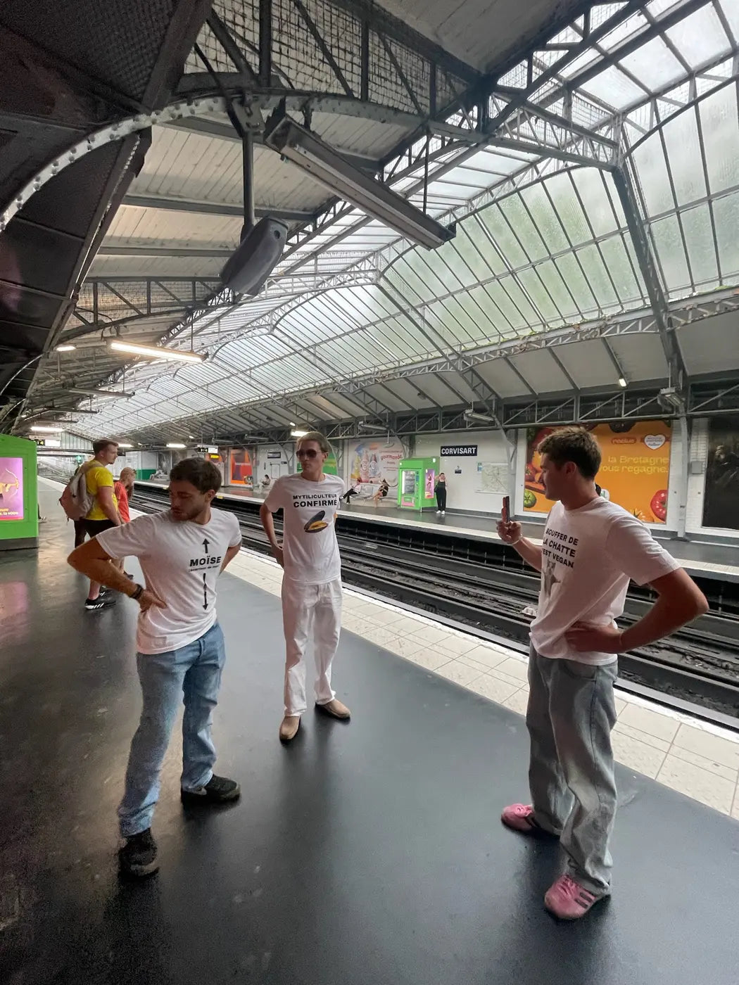 Sur le quai du métro aérien à Paris