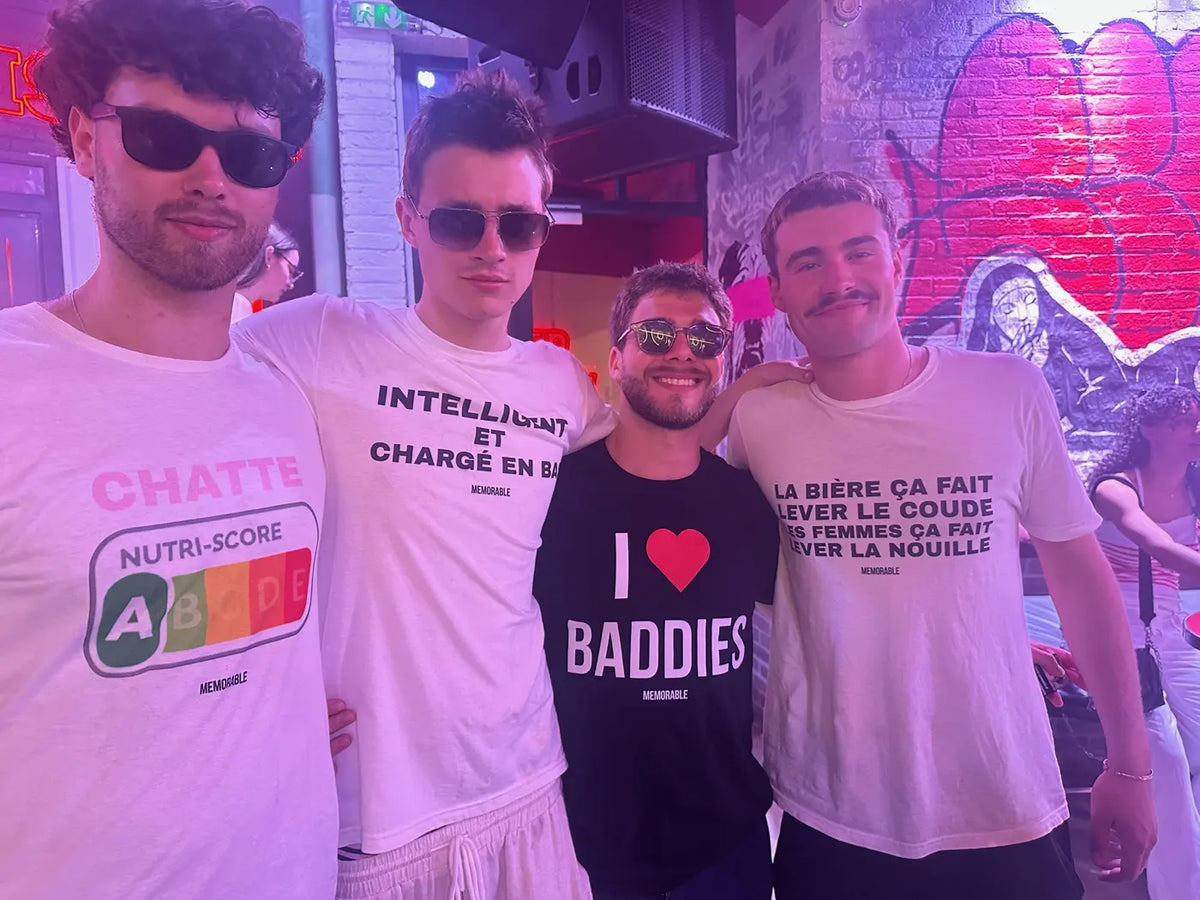 Quatre amis en t-shirts Memorable à Toulouse