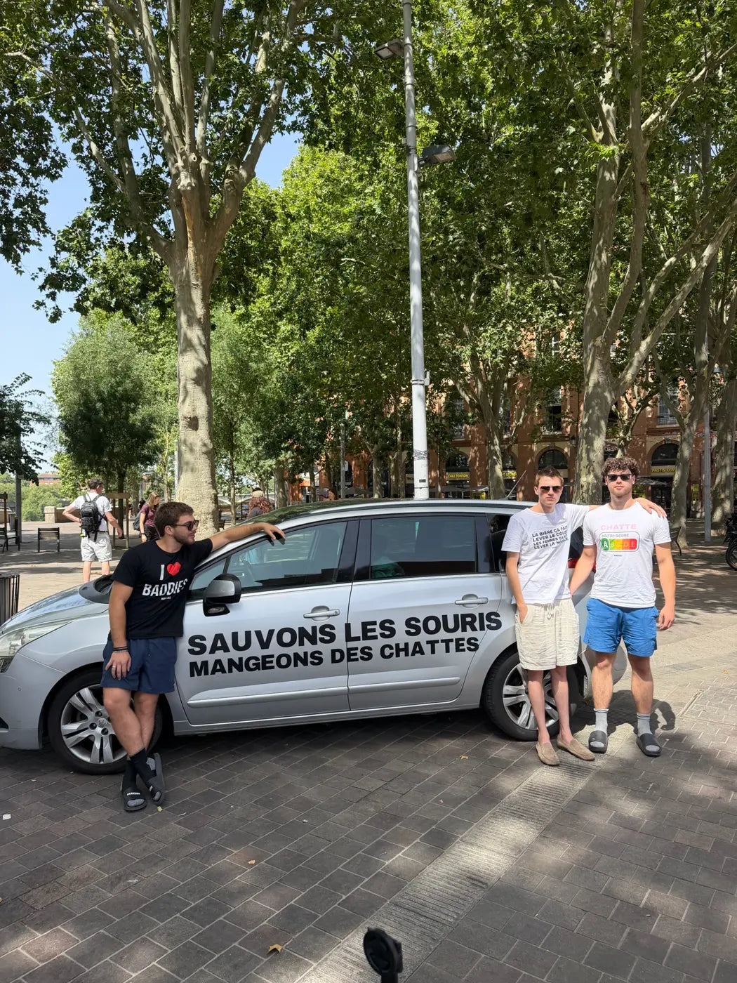 L'équipe autour de la voiture à Toulouse